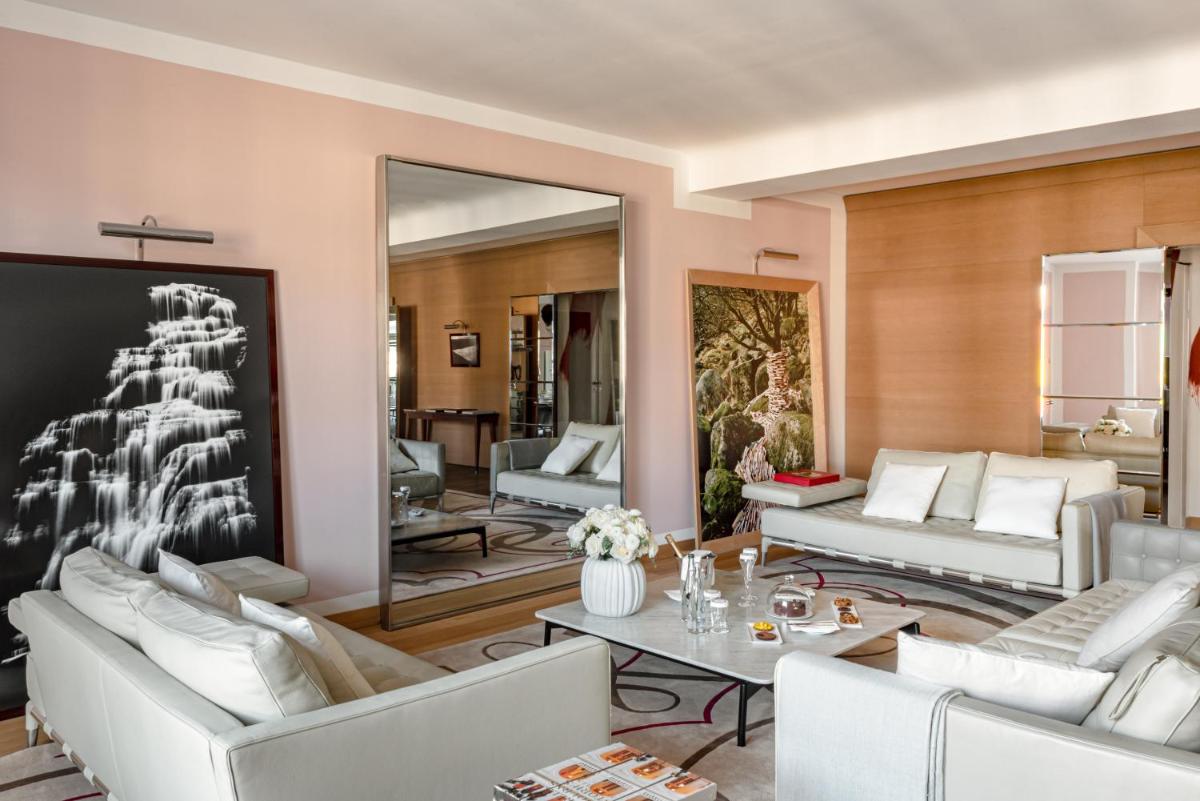 Coin salon dans l'établissement Hôtel Le Royal Monceau Raffles Paris