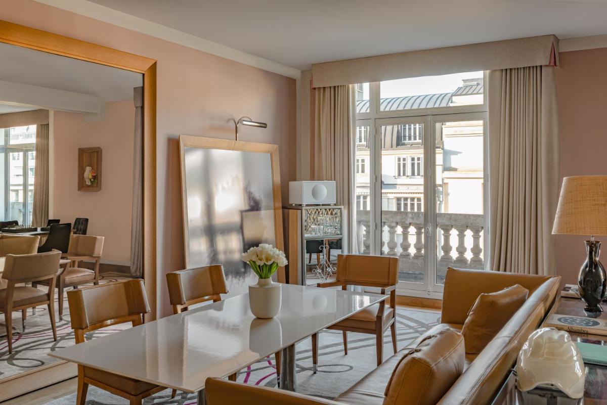 Coin salon dans l'établissement Hôtel Le Royal Monceau Raffles Paris
