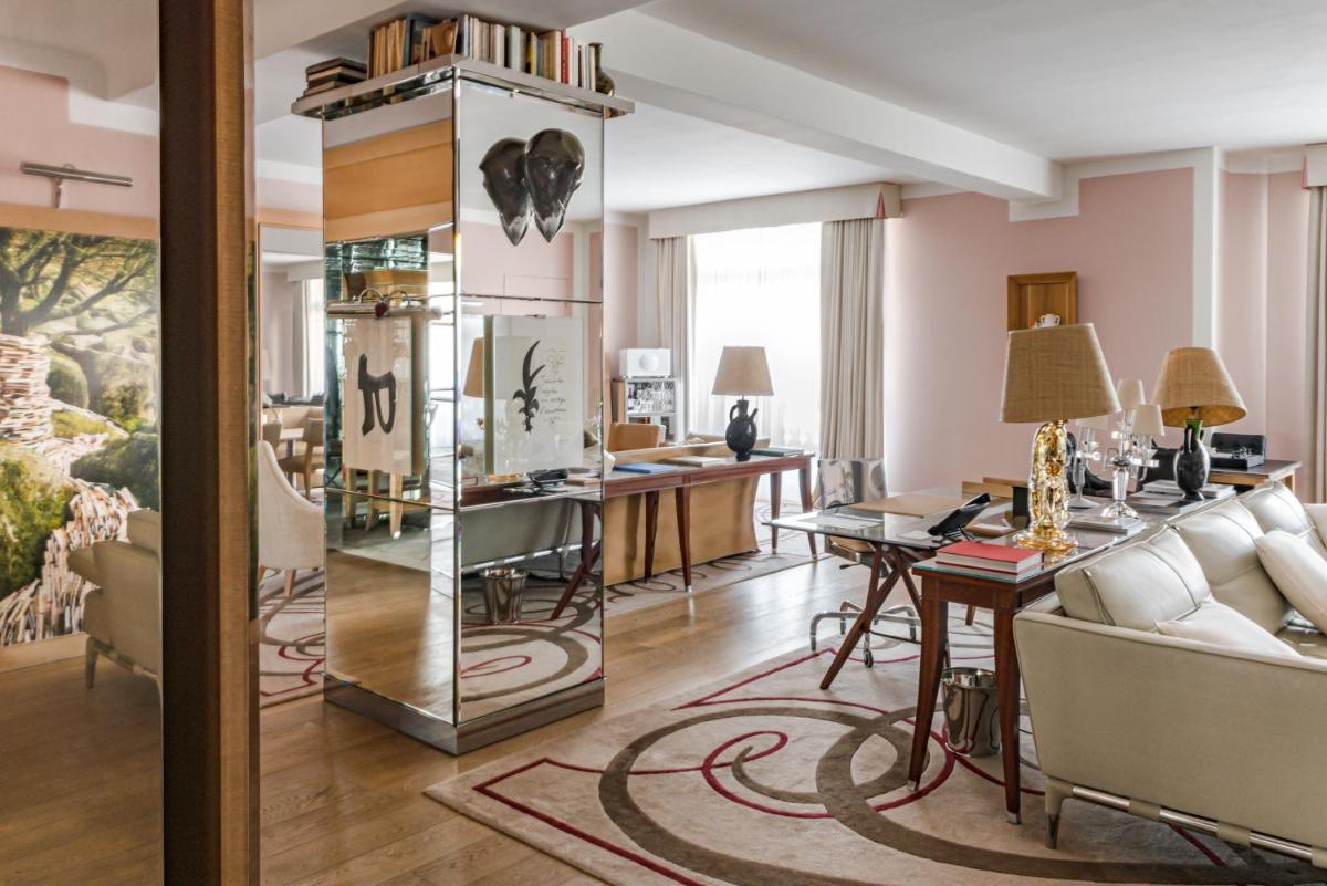 Coin salon dans l'établissement Hôtel Le Royal Monceau Raffles Paris