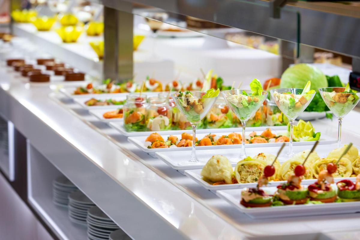 Comida en o cerca de este hotel