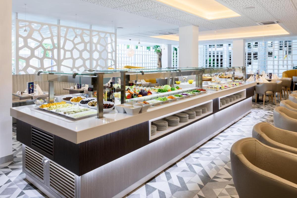 Comida en o cerca de este hotel
