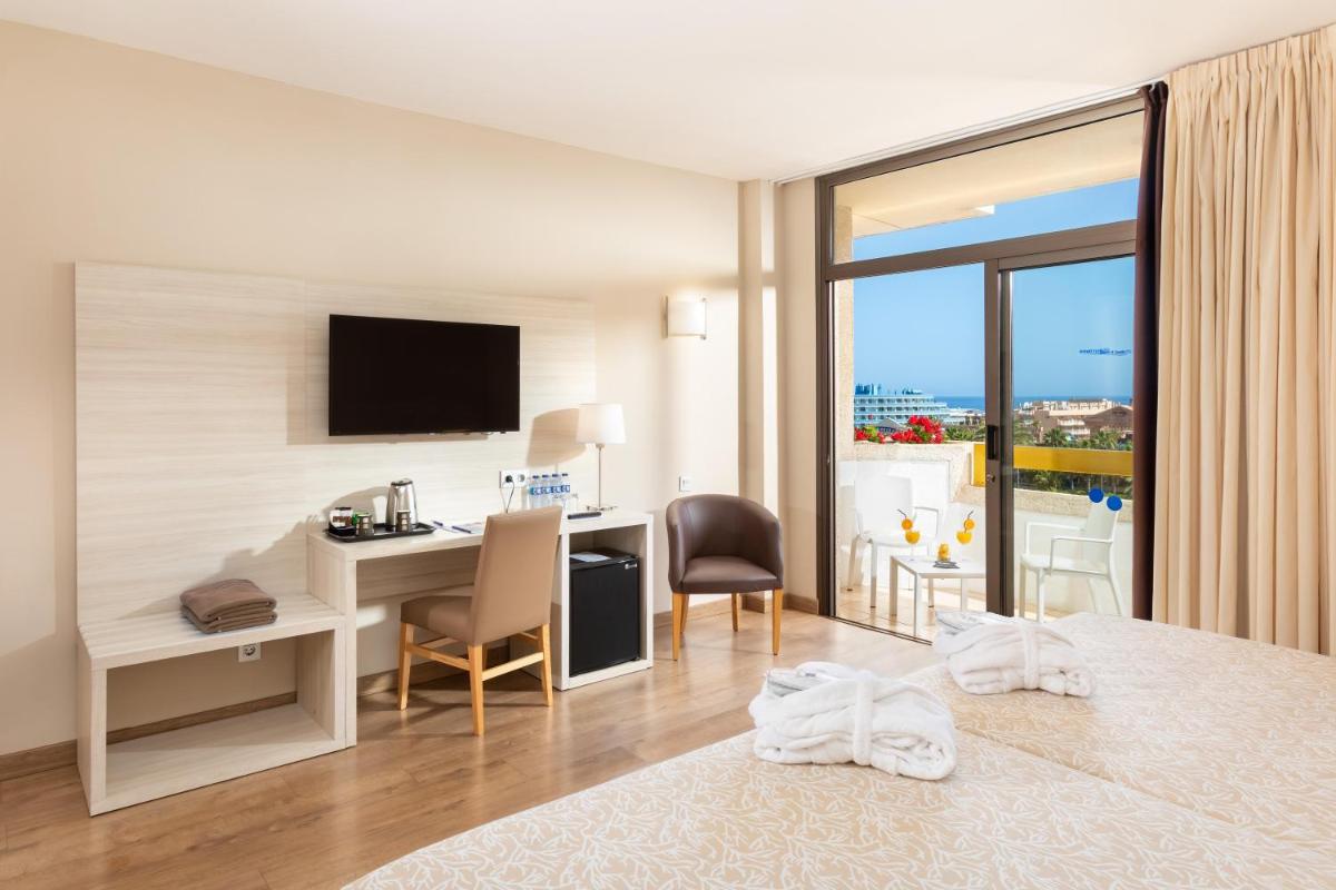 Una televisión o centro de entretenimiento en Hotel Best Tenerife