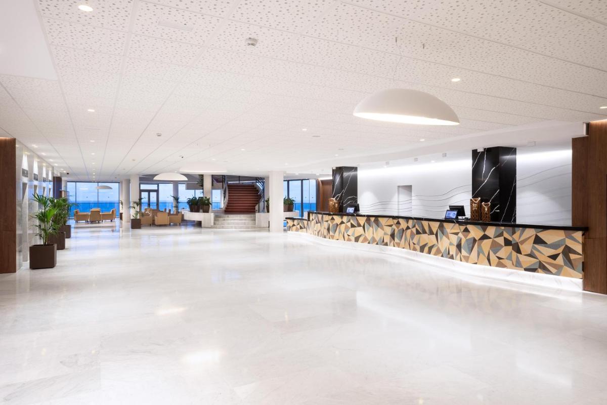 El vestíbulo o zona de recepción de Hotel Best Semiramis