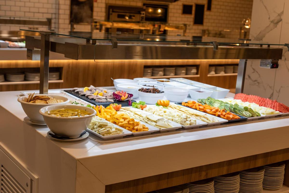 Comida en o cerca de este hotel