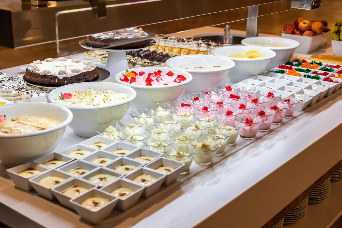 Comida en o cerca de este hotel
