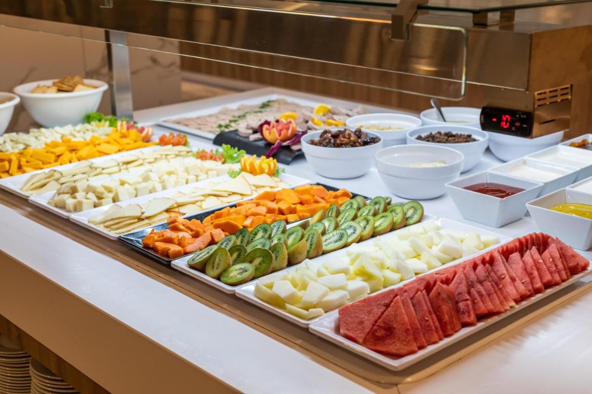 Comida en o cerca de este hotel