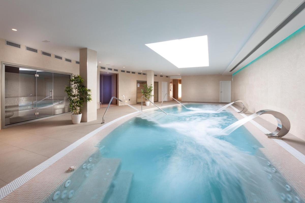 una gran piscina de agua en una habitación de hotel en Hotel Best Tenerife, en Playa de las Américas 60 fotos más
