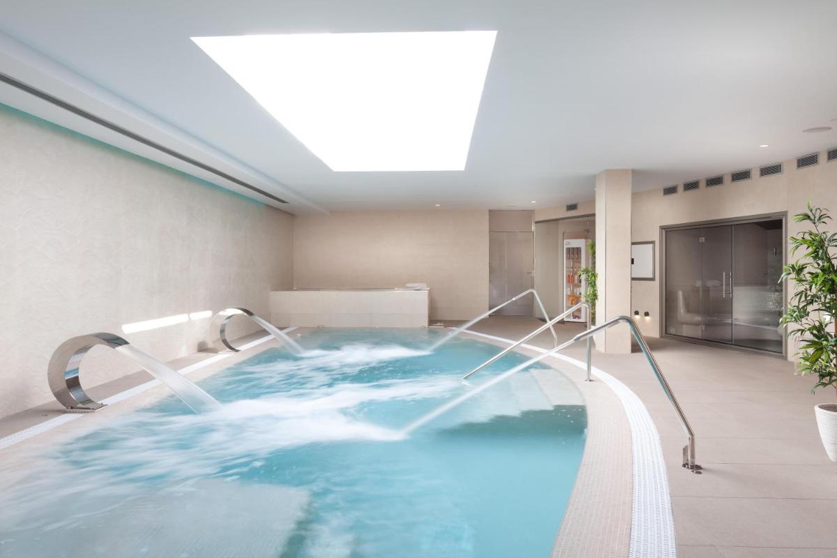 una gran piscina en una habitación de hotel en Hotel Best Tenerife, en Playa de las Américas