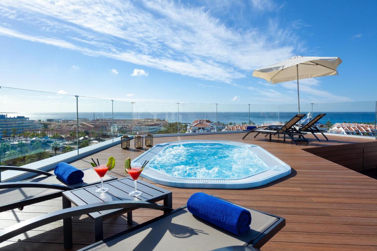 una piscina en una terraza con sillas y mesa en Hotel Best Tenerife, en Playa de las Américas