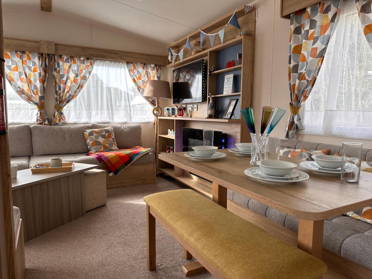 Dianes Private Hire, Hafan Y Mor - Housity