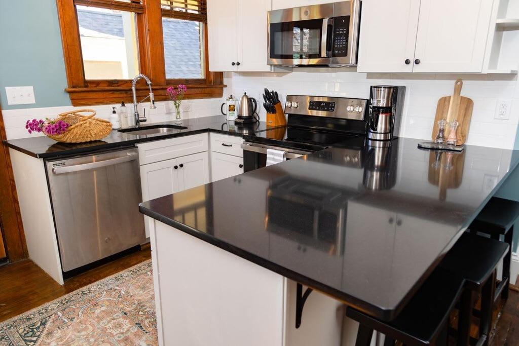 Parkway Suite at The Historic Winona House - Housity