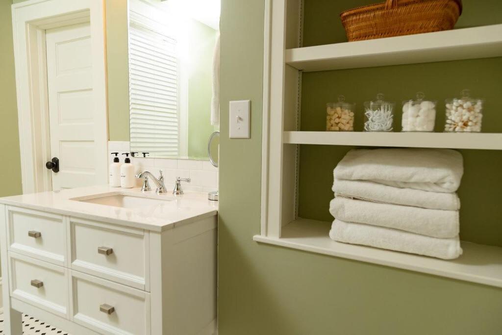 Parkway Suite at The Historic Winona House - Housity