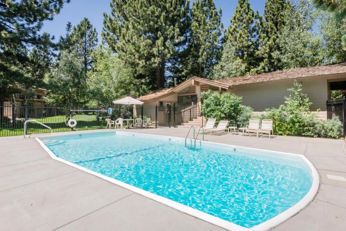 #469 - Pet-Friendly Mountain Condo, Pool & Spa - Housity
