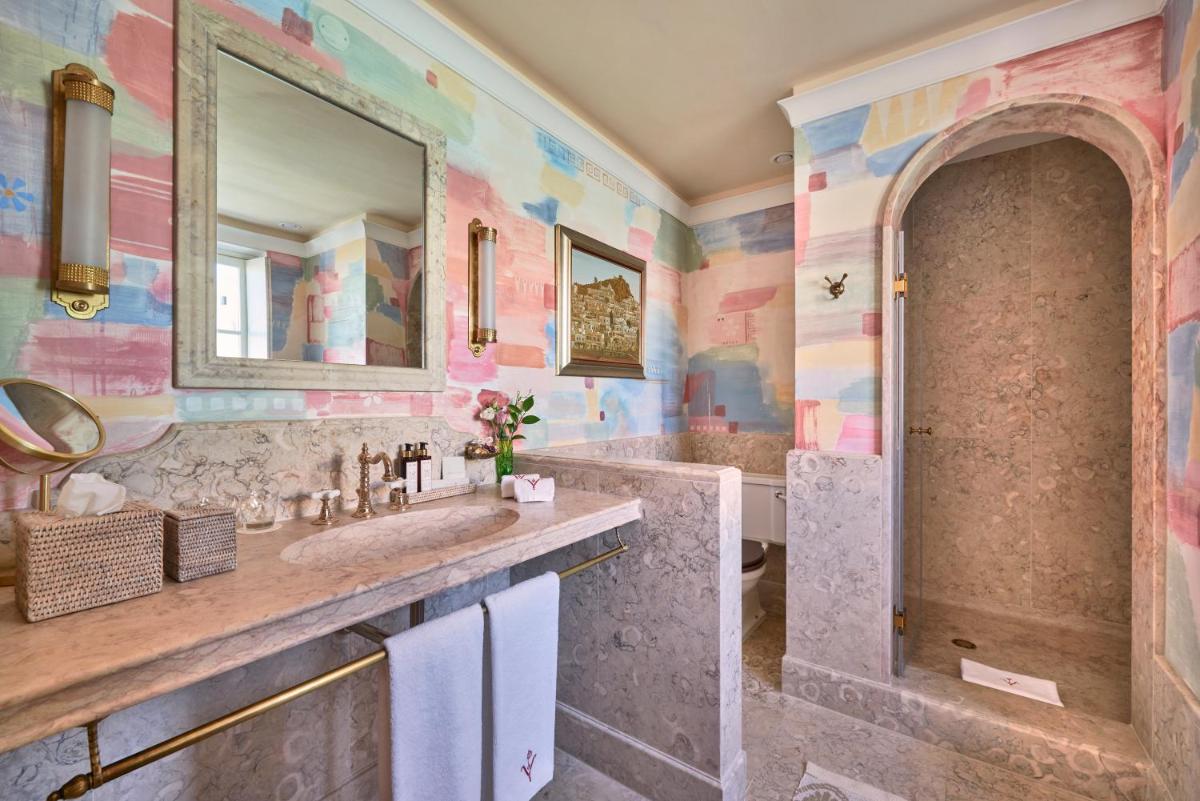 um banheiro com duas pias e um espelho grande em Vermelho Melides - Relais & Châteaux em Melides