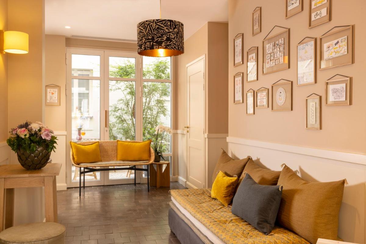 Coin salon dans l'établissement Le Petit Oberkampf Hotel & Spa