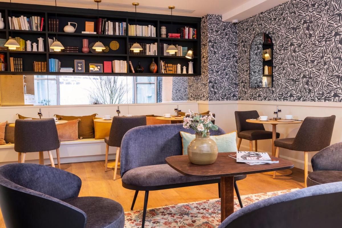 Coin salon dans l'établissement Le Petit Oberkampf Hotel & Spa