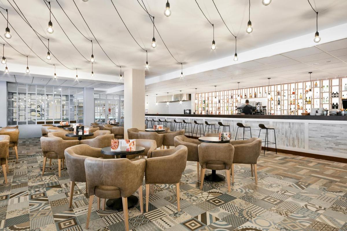 El salón o zona de bar de Hotel Best Maritim