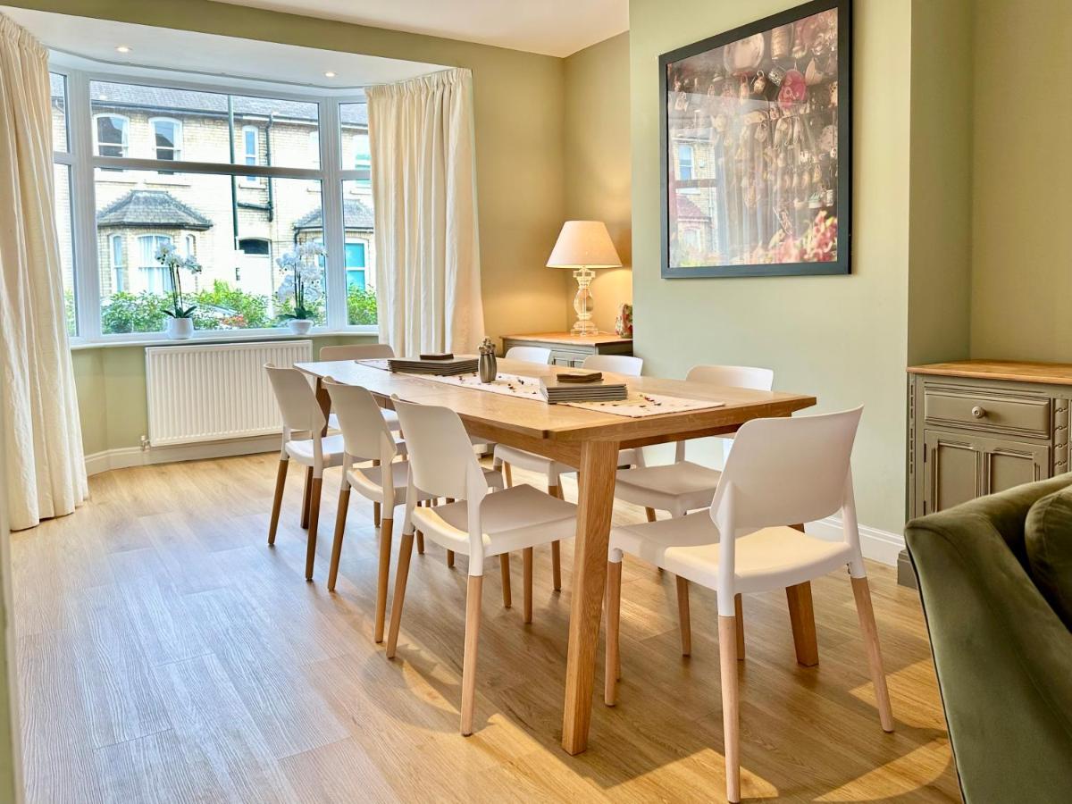 Central Townhouse with free off road parking and garden - Hizvo