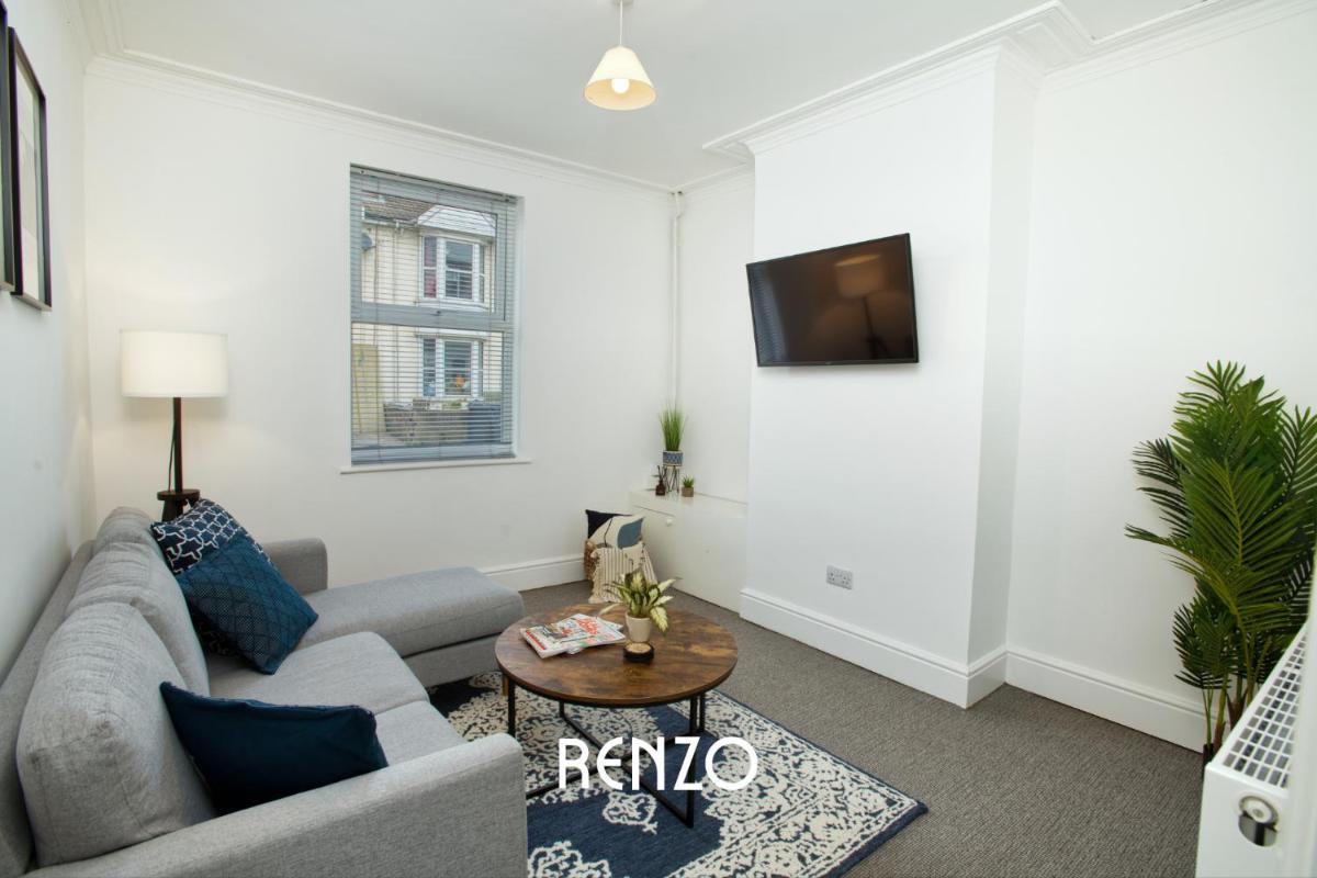 Cosy and Inviting 2-bed Townhouse in Lincoln by Renzo, Free Wi-Fi, Ideal for contractors - Housity