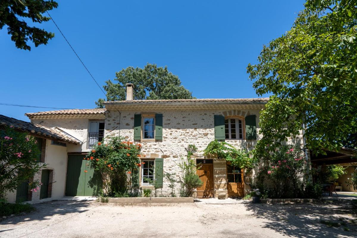 Mas entouré de vignes et d'oliviers - Housity