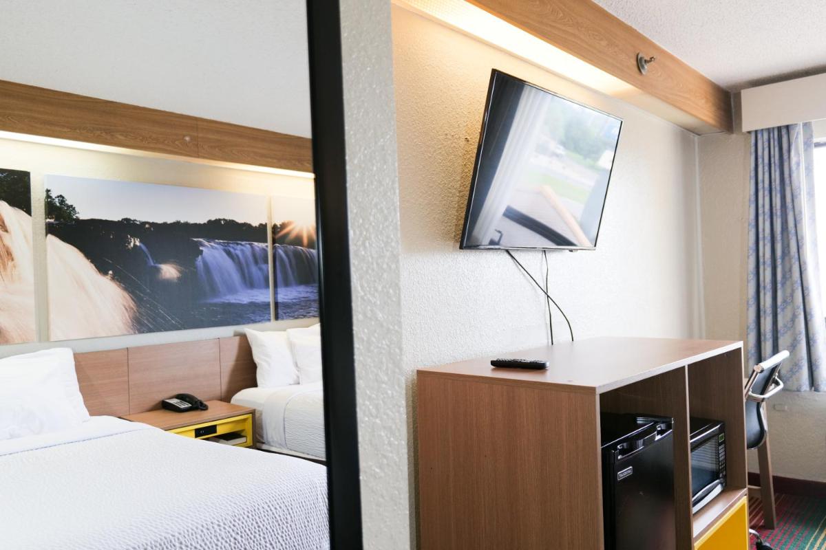 Days Inn by Wyndham Flint/Bishop International Airport - Housity