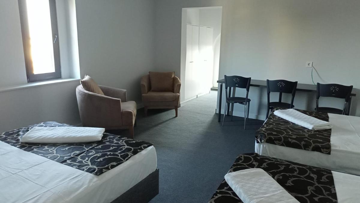 RED FLAG HOTEL - Housity