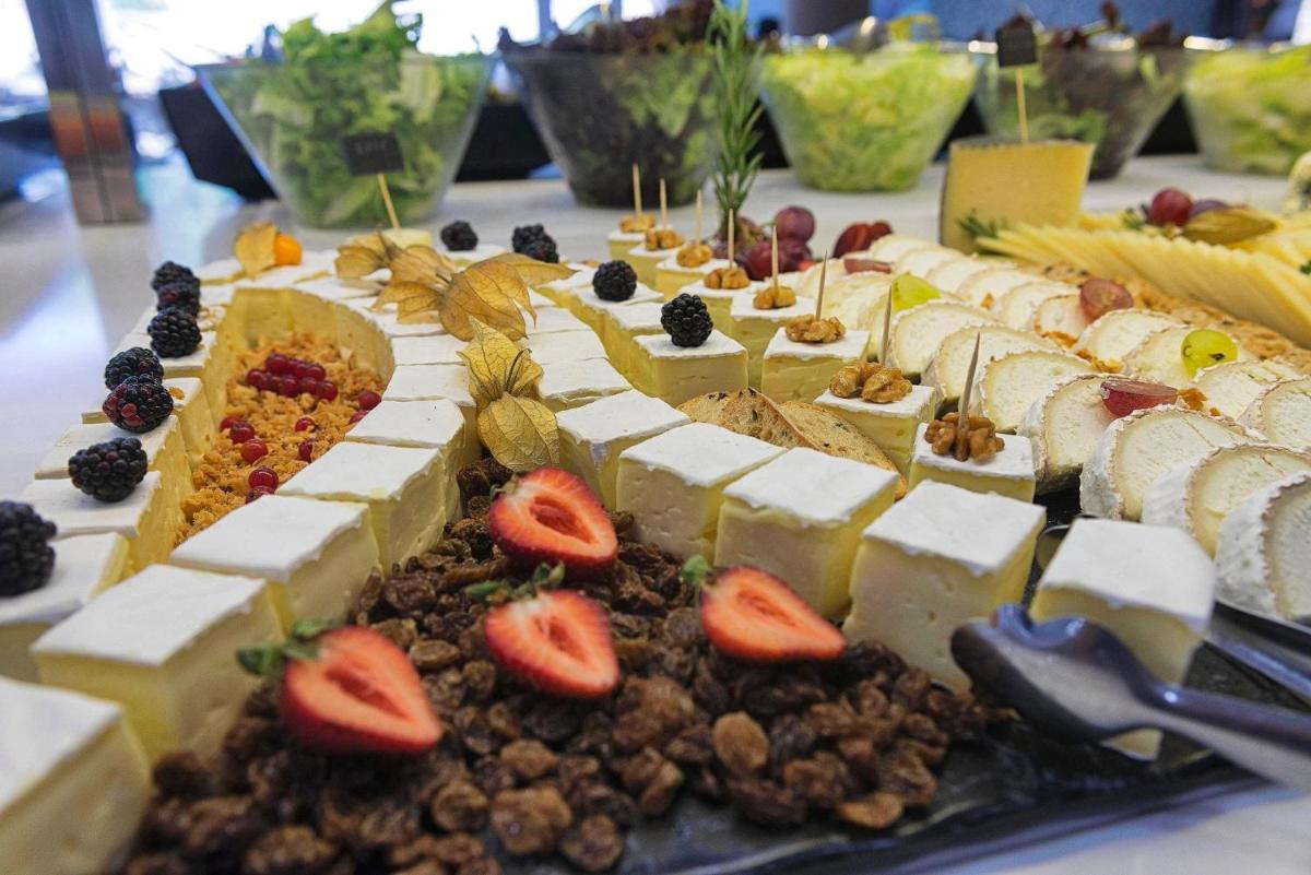 Comida en o cerca de este hotel