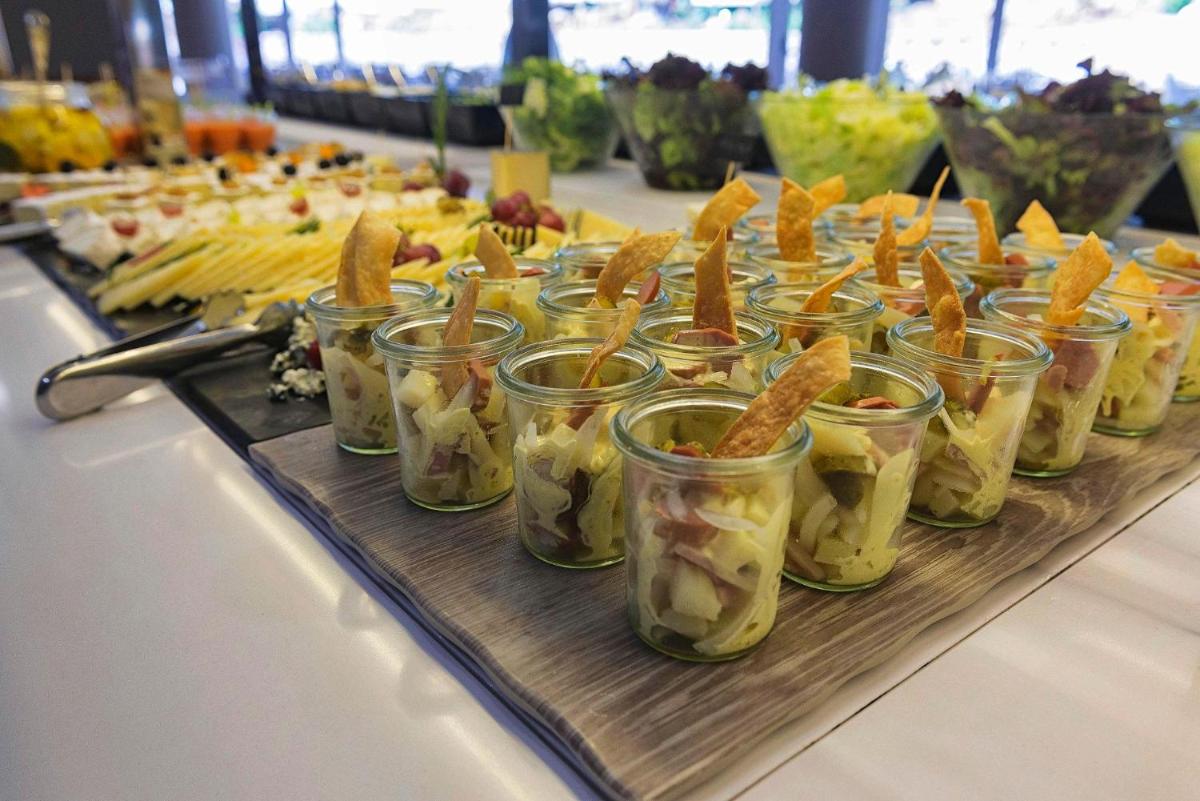 Comida en o cerca de este hotel