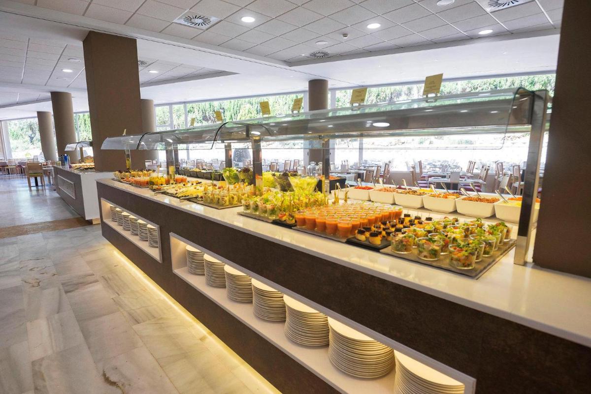 Comida en o cerca de este hotel