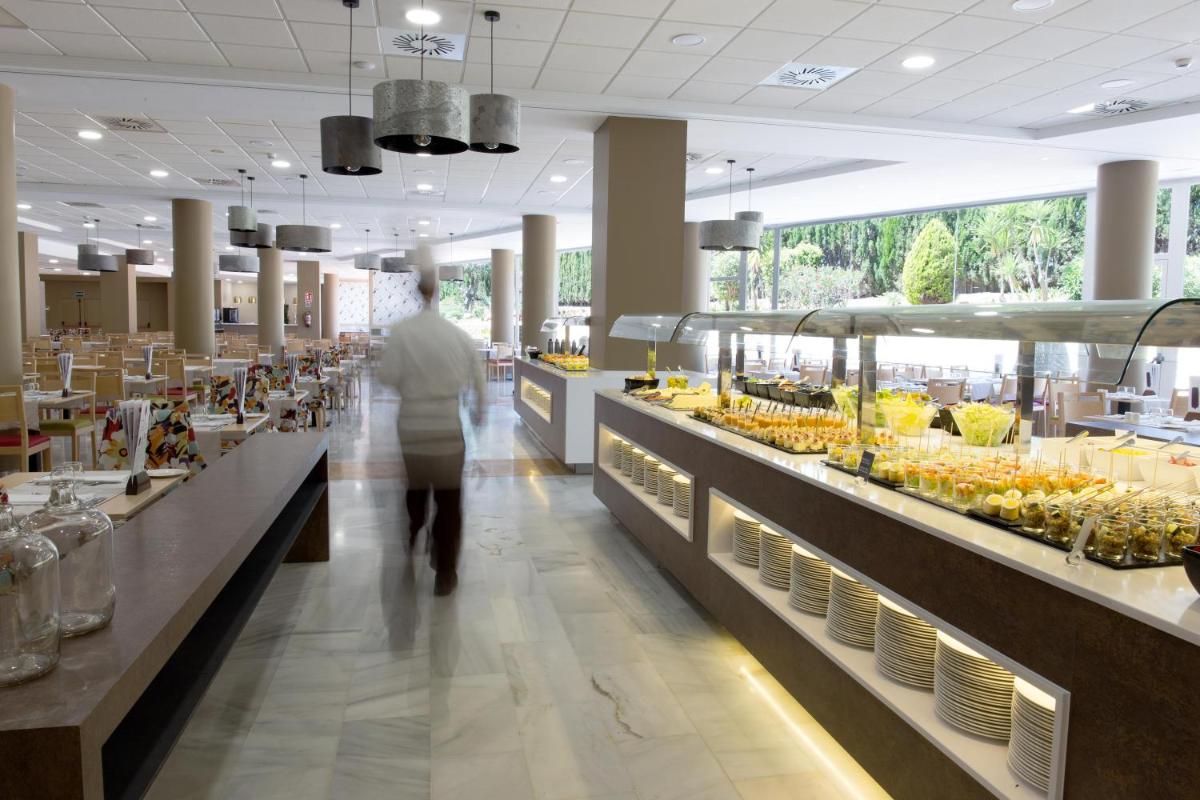 Comida en o cerca de este hotel