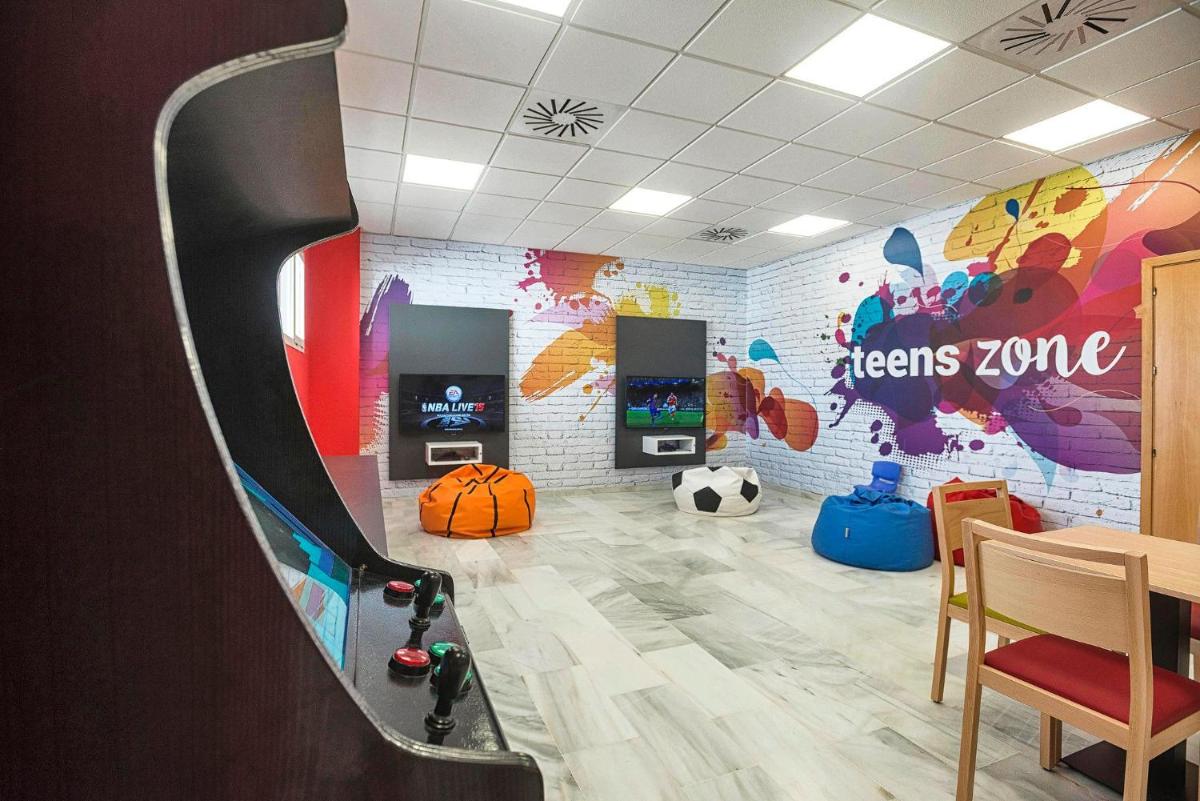 Una televisión o centro de entretenimiento en ALEGRIA Costa Ballena Aquafun