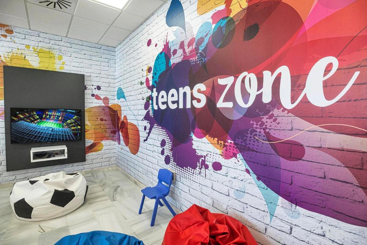 Una televisión o centro de entretenimiento en ALEGRIA Costa Ballena Aquafun