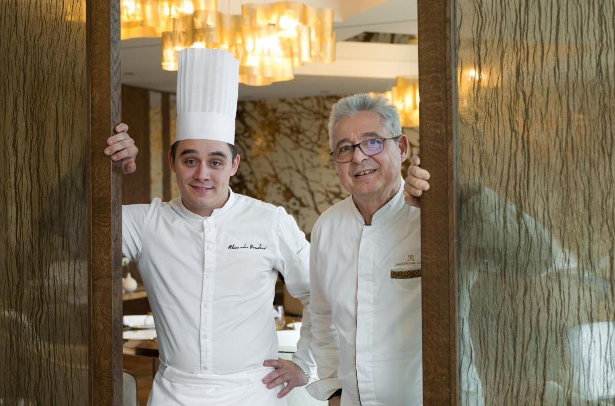 Deux chefs posent pour une photo dans un miroir dans l'établissement La Côte Saint Jacques, à Joigny 111 autres photos