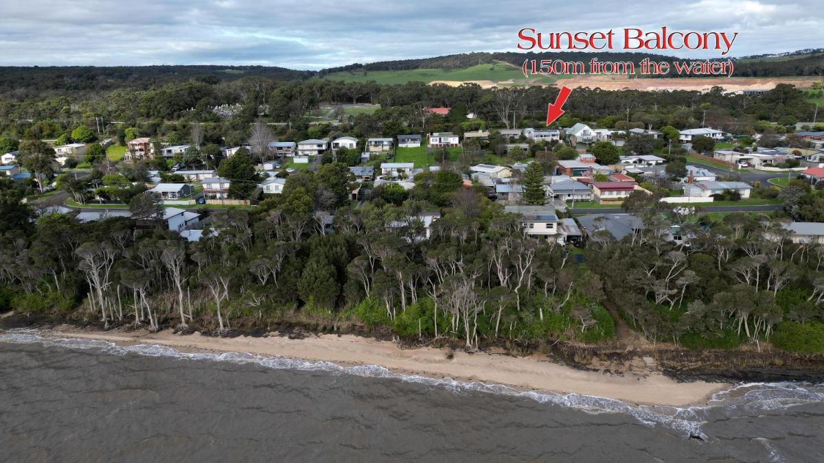 Sunset Balcony Bass Coast Beach House - Housity