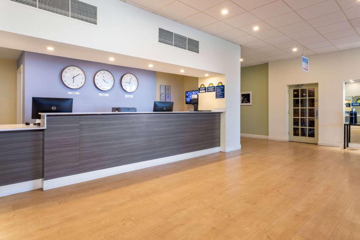 Days Inn by Wyndham Titusville Kennedy Space Center - Housity