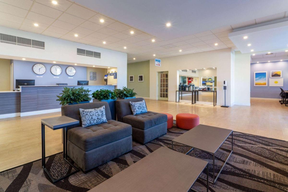 Days Inn by Wyndham Titusville Kennedy Space Center - Housity