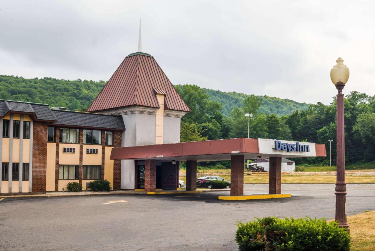 Days Inn by Wyndham Berlin Meriden - Housity