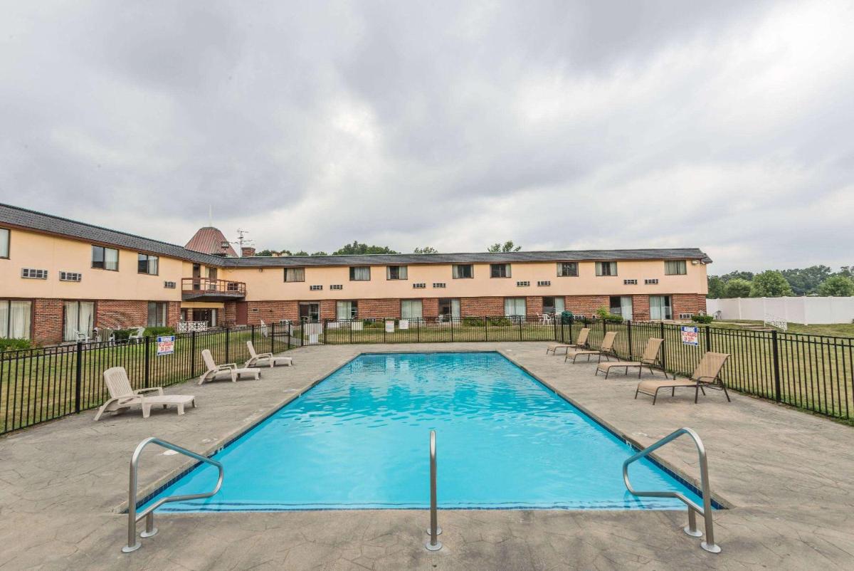 Days Inn by Wyndham Berlin Meriden - Housity