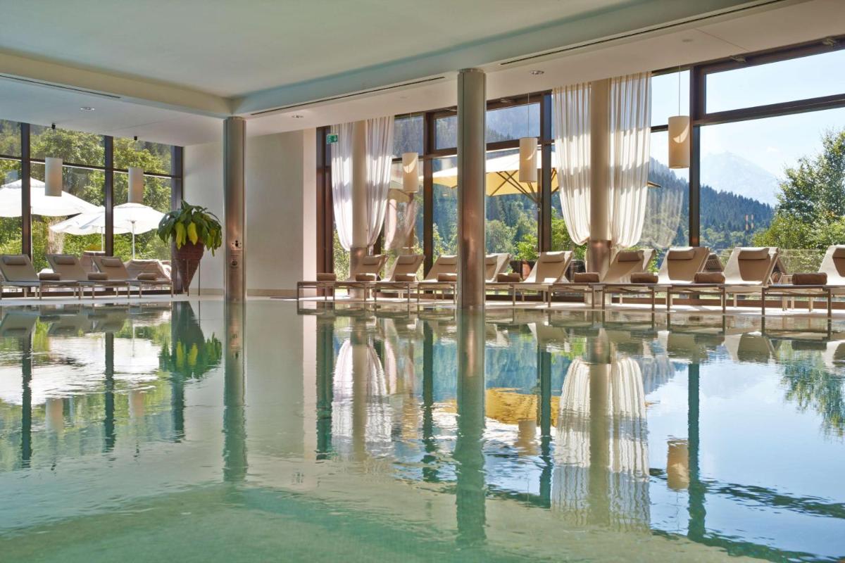 Der Swimmingpool an oder in der Nähe von Kempinski Hotel Berchtesgaden
