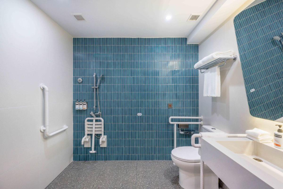 Holiday Inn Express Jiangmen East Station, an IHG Hotel - Housity
