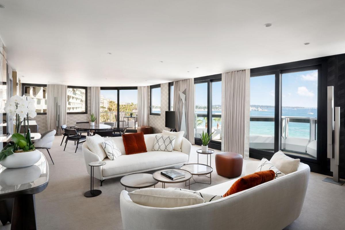 Coin salon dans l'établissement JW Marriott Cannes
