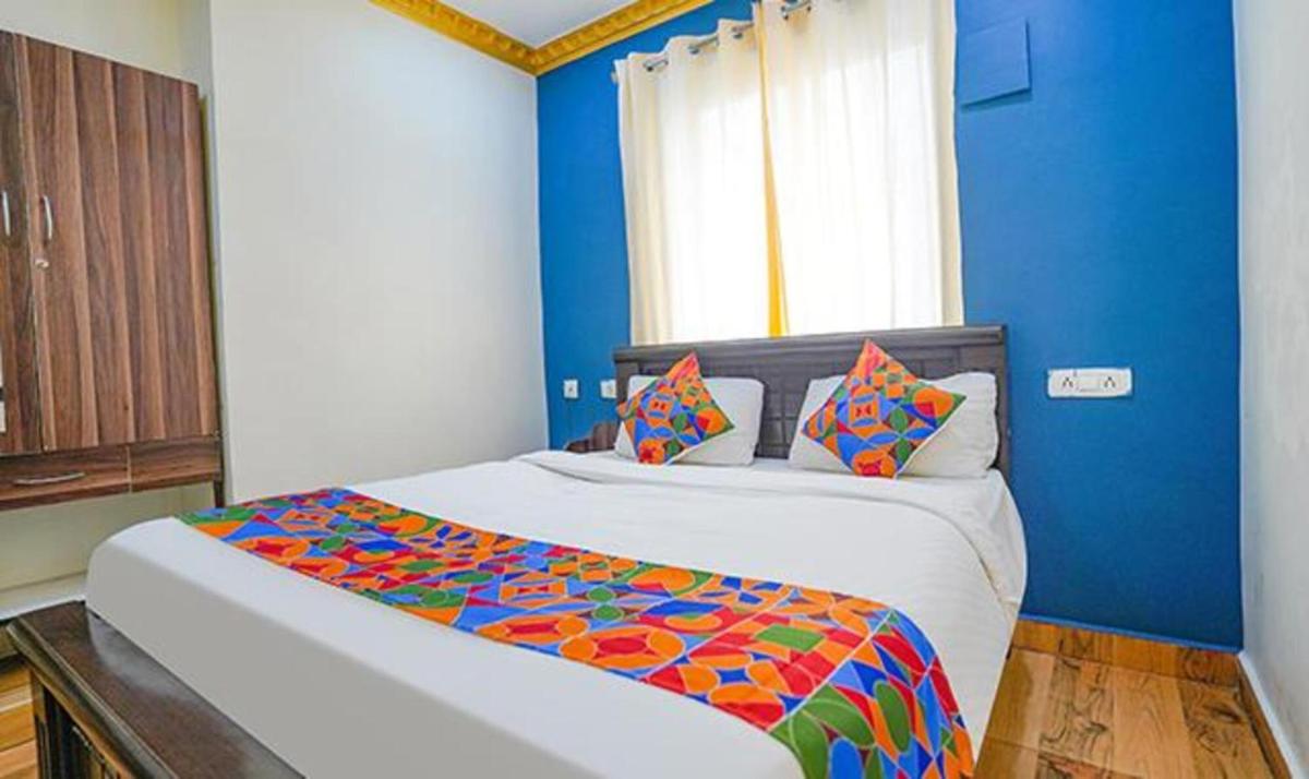 FabExpress Lloyds Inn - T Nagar - Hizvo