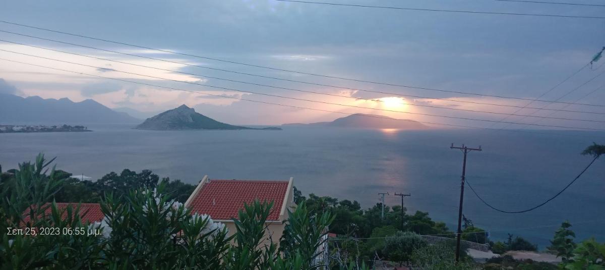 Fantastic House with a Wonderful View of the Sea - Housity