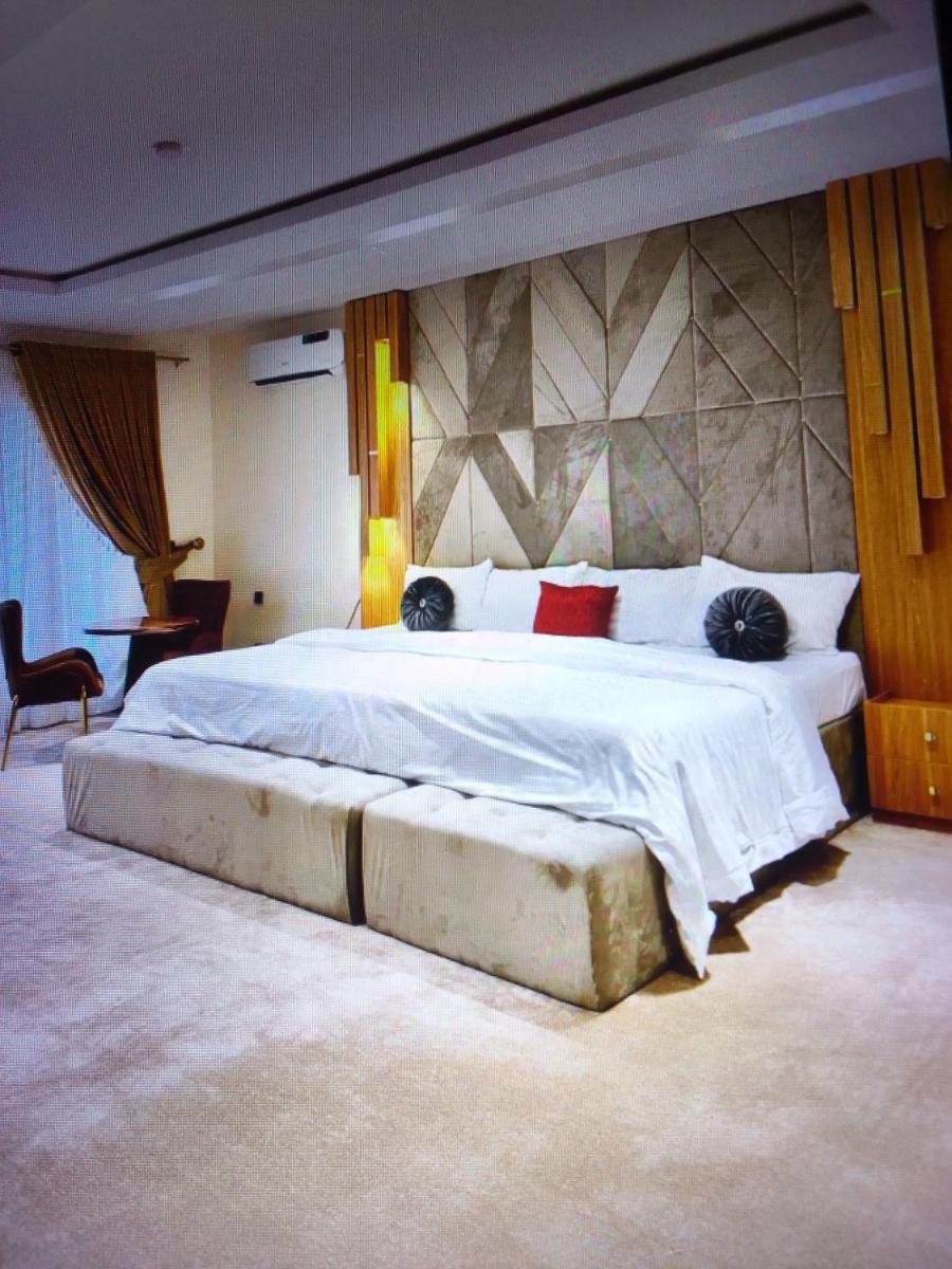Suitetrails - LIGHT HOUSE HOTEL Lekki phase 1