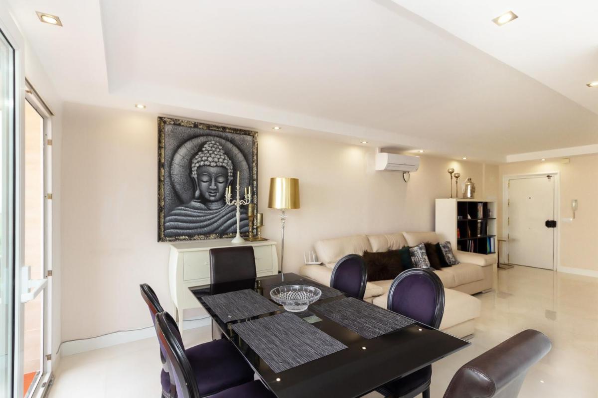 The White Apartment: Luxury, Beach and Design - Housity