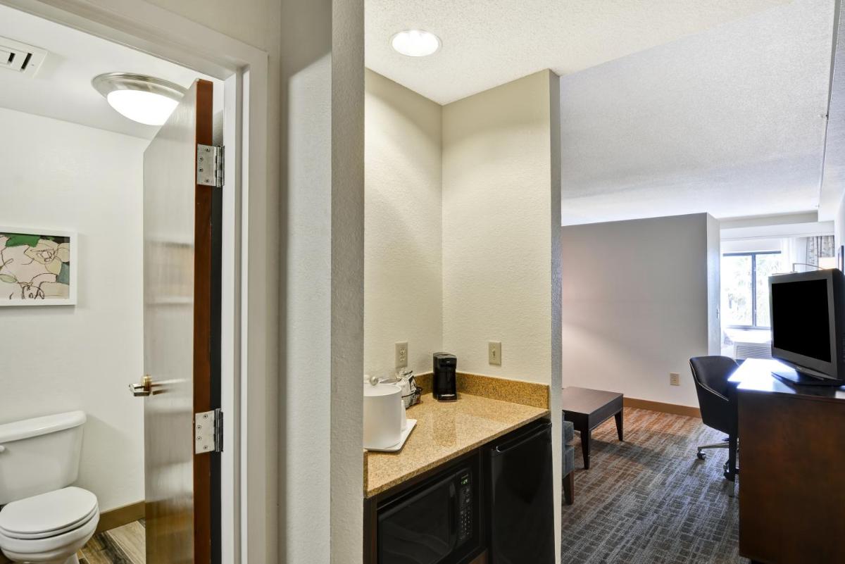 Hampton Inn & Suites Boynton Beach - Housity