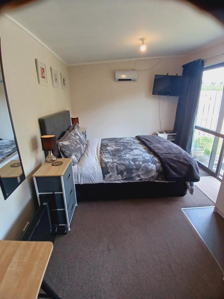 Delightful Lake Hawea Cabin with Mountain Views - Housity