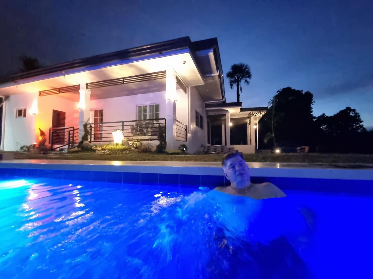 Exclusive Villa near Airport, Divine Mercy and Cagayan de oro with pool - Housity