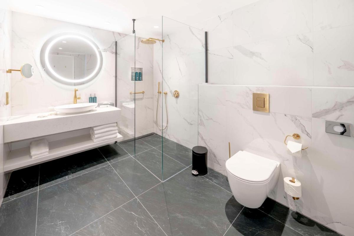 Ein Badezimmer in der Unterkunft Hilton Berlin