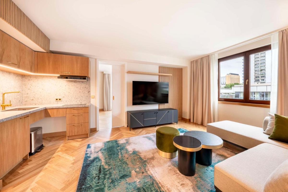 Ein Sitzbereich in der Unterkunft Hilton Berlin